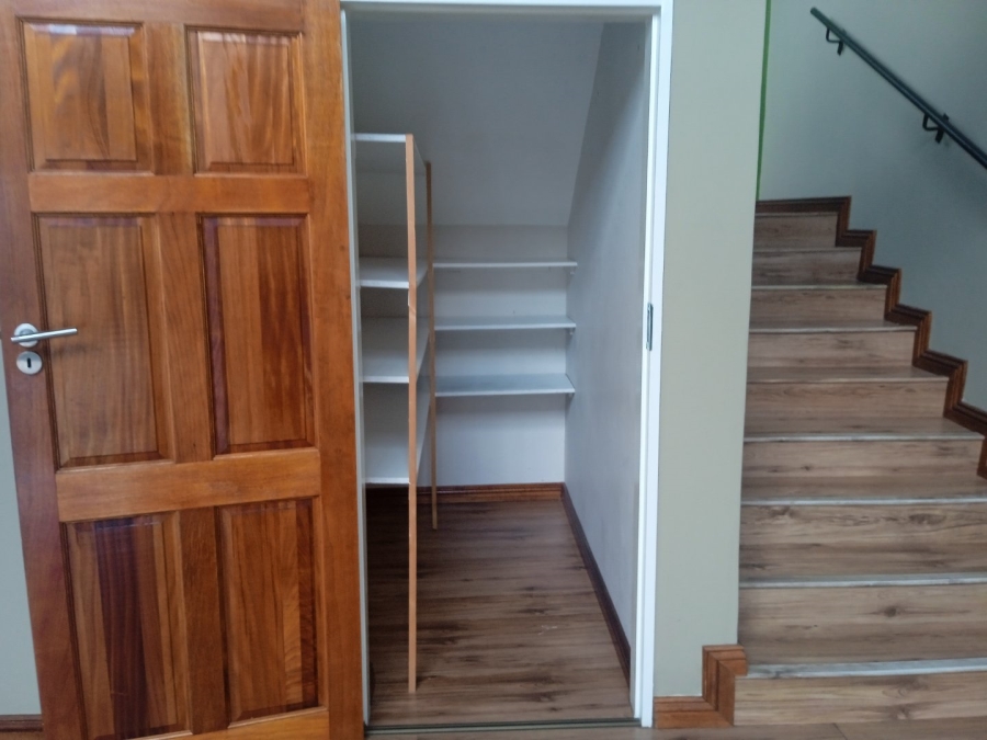 To Let 5 Bedroom Property for Rent in Xanadu North West